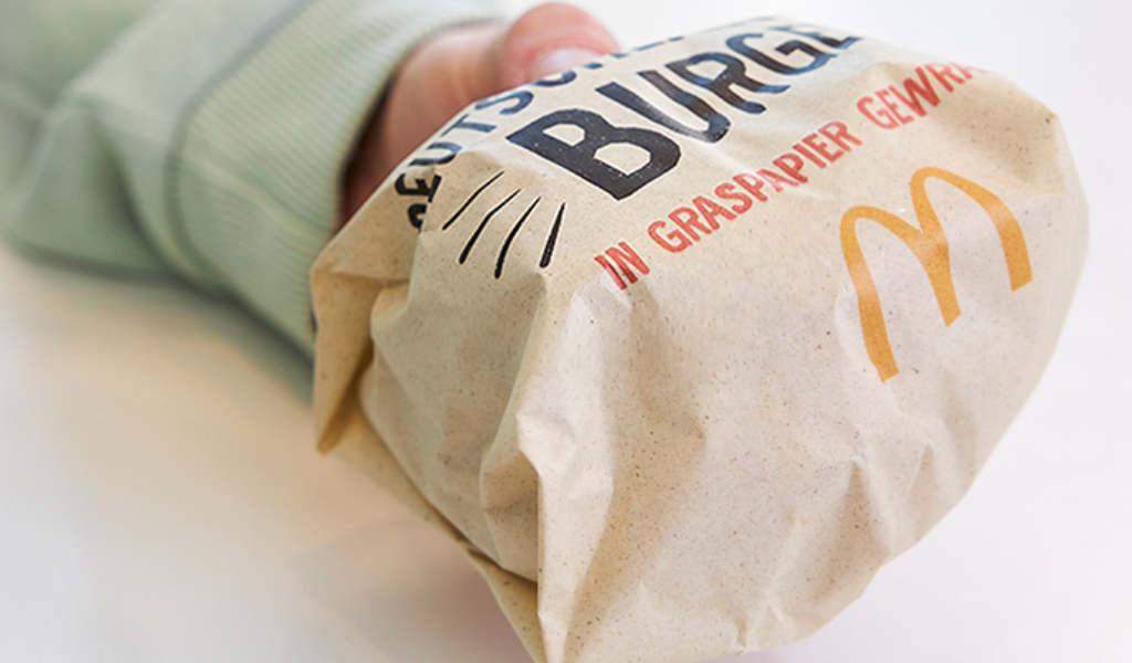 McDonald's Deutschlandburger in Graspapier gewickelt
