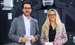Sich auf eine Produktionsschiene einzufahren, wäre für Diana Esser, Prokuristin der Esser-Gruppe mit Standorten in Bretten und Ergolding, nicht der richtige Weg: „Wir wollen schließlich auch für die Kunden gerüstet sein, die künftig noch kommen werden“. Das Unternehmen, das im Oktober 2020 die insolvente BoschDruck Solutions GmbH in Ergolding übernommen hatte und seitdem als EsserDruck Solutions GmbH weiterführt, setzt daher auf größtmögliche Flexibilität und Unabhängigkeit – und hat am bayerischen Standort nun gleich im Doppelpack investiert.